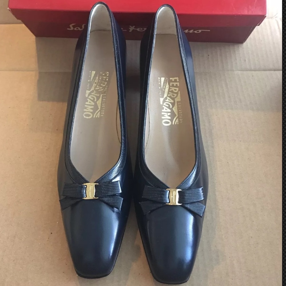 VINTAGE SALVATORE FERRAGAMO  BLACK LEATHER PUMPS